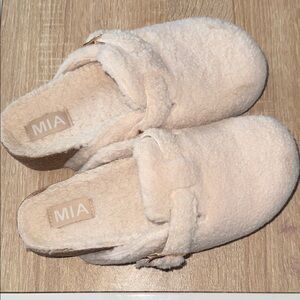 MIA clogs slip ons mules faux Sherpa Soft Beige platform 6.5 like new cream